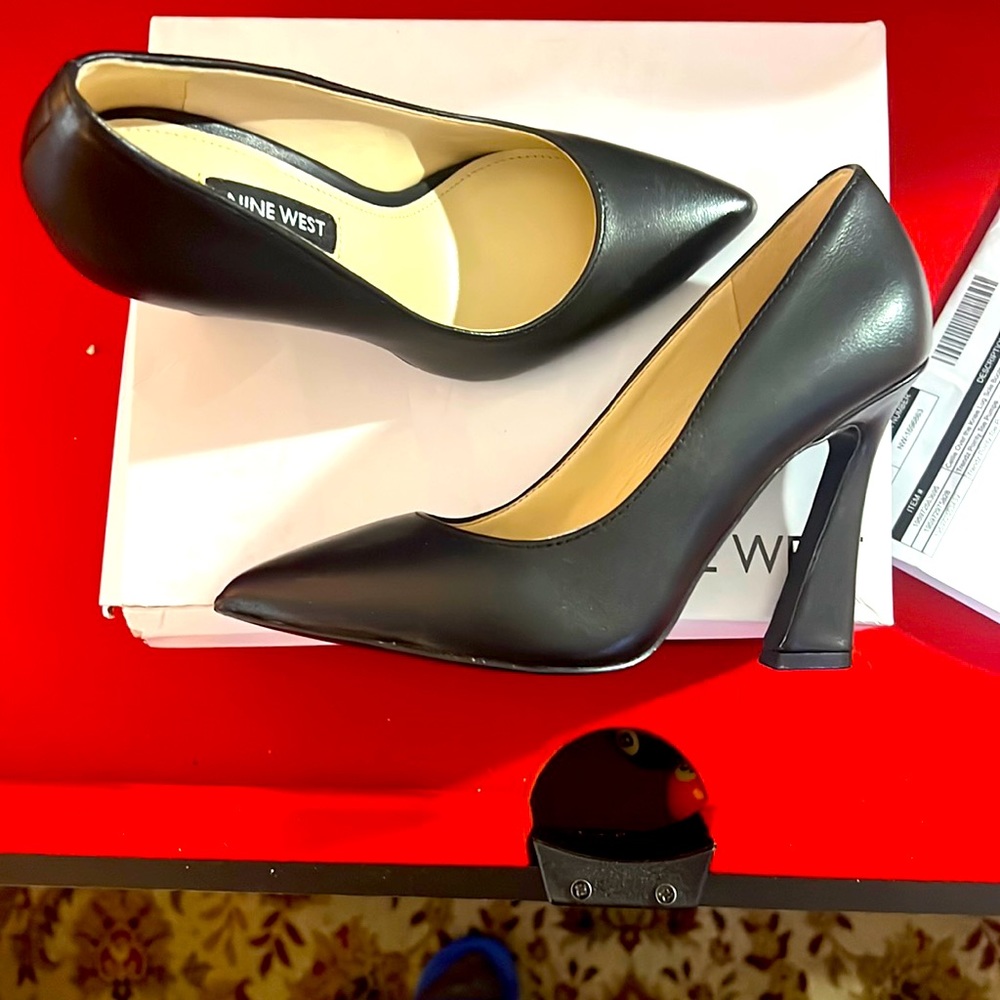 Nine West Trendz pointy toe pumps, black leather size 5 never worn